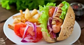 O cachorro-quente saudável pode ser preparado com cenoura, lentilha ou grão-de-bico e ganhar acompanhamentos como vegetais, abacate e molhos caseiros.