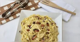 Espaguete à carbonara combina massa al dente, bacon crocante, ovos e queijo em uma receita cremosa e fácil de preparar.