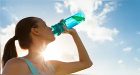 Manter uma garrafinha de água por perto pode facilitar a hidratação durante os dias de calor.