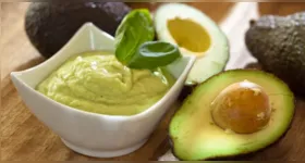 Mousse de abacate é uma sobremesa cremosa, fácil de preparar e feita com apenas três ingredientes