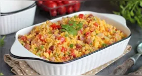 Cuscuz nordestino recheado com bacon, calabresa e legumes é opção saborosa para o café da manhã ou jantar.