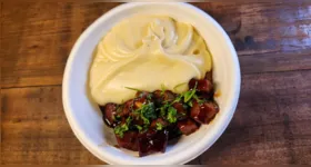 Aligot com picadinho é a receita de Alex Atala que combina purê de batata com queijos e filé-mignon em cubos.