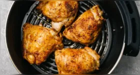 Frango na air fryer: aprenda a receita que leva poucos ingredientes e fica pronta em minutos.