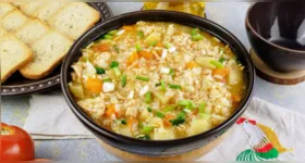 Canja de galinha com frango, arroz e legumes é uma opção leve e reconfortante; a receita rende 10 porções e fica pronta em cerca de 50 minutos.