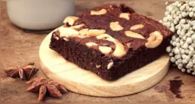 O brownie fitness de banana combina banana madura, aveia, cacau e pasta de amendoim em uma receita prática, com preparo simples e textura macia.