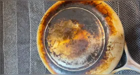 Saber como limpar panela de cerâmica queimada ajuda a remover resíduos e conservar o utensílio por mais tempo, sem danificar o revestimento.