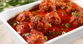 Almôndegas ao molho de tomate são uma opção prática e saborosa para o almoço ou jantar, com rendimento de oito porções.