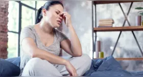 A menopausa pode provocar ondas de calor, alterações no sono e mudanças de humor. No Dia Mundial da Menopausa, celebrado em 18 de outubro, especialistas reforçam a importância do acompanhamento médico e dos cuidados individualizados com a saúde da mulher.