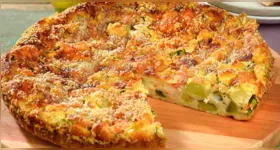Torta de abobrinha é uma receita prática que rende oito porções e pode ser preparada no forno ou na air fryer em cerca de 45 minutos.