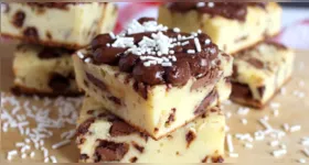 Brownie de leite Ninho com chocolate branco, casquinha crocante e massa úmida; confira a receita fácil para preparar a sobremesa em casa.