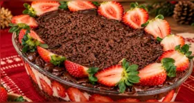 Pavê de chocolate com morangos frescos combina creme cremoso, biscoitos e raspas de chocolate em uma sobremesa fácil de preparar para o feriado.