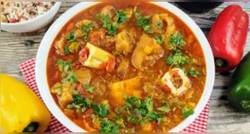 Mocotó é uma receita tradicional brasileira preparada com patas de boi, legumes e temperos. O prato se destaca pelo caldo encorpado e pelo sabor marcante; confira como fazer a versão caseira na panela de pressão.
