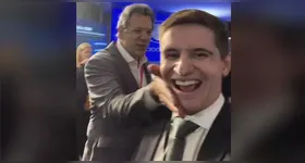 Diante das provocações, Haddad reage dando tapinhas no rosto do adversário político