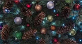 Uma das alternativas mais práticas é transformar uma árvore de Natal antiga em uma guirlanda nova