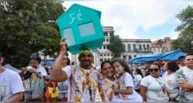 Os objetos levados pelos devotos durante a grande procissão do Círio são formas encontradas para agradecer graças alcançadas ou demonstrar pedidos feitos a Nossa Senhora de Nazaré.