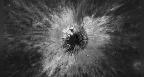 NASA identifica nova cratera lunar de 222 metros, que traz novos insights sobre impactos na superfície da Lua.