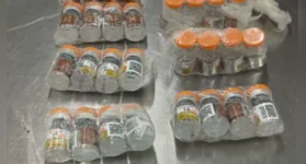 Mulher de 65 anos foi presa em flagrante no Aeroporto do Galeão, no Rio de Janeiro, com 40 frascos de tirzepatida escondidos na bagagem.