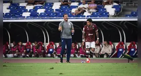 Carpini lamenta empate e pênalti não marcado no jogo Remo x Grêmio, destacando evolução da equipe e dificuldades na defesa.