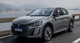 O Peugeot 208 2027 está mais barato no Brasil. A versão Allure T200 teve redução de R$ 7 mil e agora custa R$ 119.990.