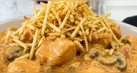 strogonoff de frango cremoso com batata palha caseira