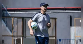 Treinador Léo Condé fala sobre a pressão e a necessidade de vitórias.