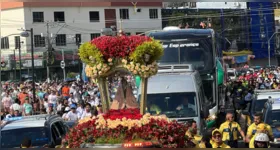 Corredores de rua acompanham a imagem peregrina de Nossa Senhora de Nazaré durante o Traslado para Ananindeua e Marituba, na passagem pelo bairro de São Brás, em Belém.