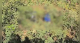 A motociclista colidiu contra a barreira de proteção da via e foi arremessado, junto com a mulher que estava na garupa, ribanceira abaixo
