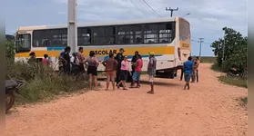 As jovens trafegavam na moto quando teriam sido surpreendidas por uma manobra do ônibus.