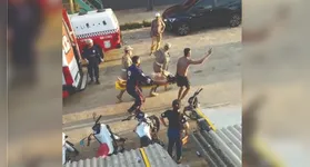 Equipes do Samu e do Corpo de Bombeiros prestam primeiros socorros a homem vítima de afogamento na Praia do Mangal, em Tucuruí (PA).