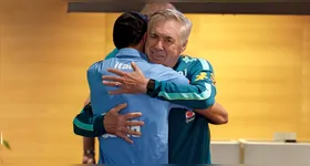Ancelotti dá um abraço em Douglas Santos, um dos poucos destaques da equipe brasileira na Copa do Mundo