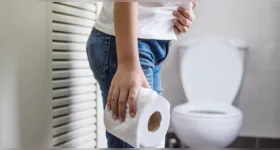 Diarreia que persiste ou volta com frequência pode ser mais do que um problema alimentar. A doença inflamatória intestinal (DII), que inclui a doença de Crohn e a retocolite ulcerativa, também pode provocar dor abdominal, sangue ou muco nas fezes, perda de peso e cansaço.