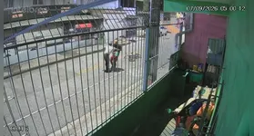 O suspeito abordou o idoso, que reagiu e acabou sendo agredido