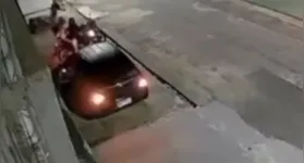 O grupo invadiu a residência e fugiu apenas porque alarme de carros disparou