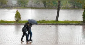 Fim de semana de eleição será marcado por temporais e ventos fortes em áreas do Centro-Sul, enquanto Norte e Nordeste terão calor e pancadas de chuva.
