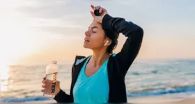 Boca seca, pele ressecada, constipação e dores musculares podem ser sinais de que o corpo precisa de mais água.