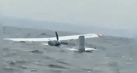 Imagens mostram avião dentro das águas do rio Tapajós, no Pará; causas da queda ainda não foram esclarecidas.