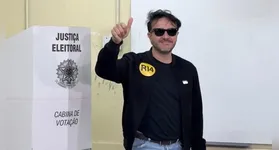 Renan Santos vota em SP e critica o cenário eleitoral e o Judiciário, destacando a ausência de debates nas eleições 2026.