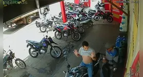 Câmera de segurança registra o exato momento em que o passageiro da motocicleta aborda a vítima perto da rotatória da BR-422, em Tucuruí.