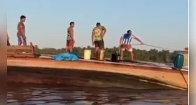 Os ocupantes precisaram ficar no casco da embarcação até a chegada do resgate