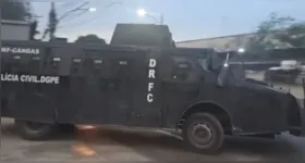 Operação contou com apoio de veículo blindado durante as diligências realizadas pela Polícia Civil contra a quadrilha suspeita de roubo de cargas e retirada de pneus de caminhões.