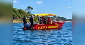 Equipes do Corpo de Bombeiros e mergulhadores especializados realizam varredura no local para tentar localizar o jovem