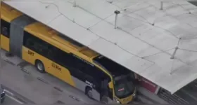 Passageiro foi encontrado morto a tiros dentro de um ônibus do BRT, próximo à estação Asa Branca, em Jacarepaguá, durante uma operação policial na região.
