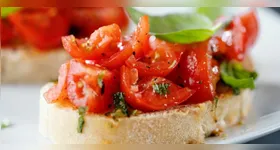 Acompanhe a apuração das eleições com petiscos práticos! Aprenda a fazer bruschetta, mini sanduíches e um dip refrescante.