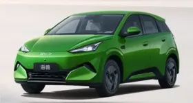 O novo BYD Dolphin Mini 2028 estreia na China por cerca de R$ 47 mil, com carroceria maior, até 130 cv de potência e autonomia de até 420 km, e tem previsão de chegar ao Brasil em 2027.