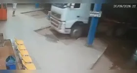 Caminhão estava sem motorista e invadiu sozinho área de terminal rodoviário
