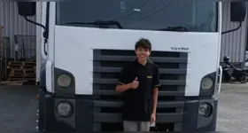 O caminhoneiro Gabriel Allan Rodrigues foi parado pela Polícia Militar em Jaraguá do Sul (SC) após os agentes desconfiarem que uma criança estava dirigindo o caminhão.