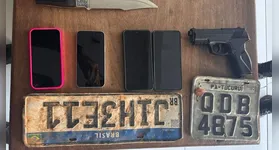 Homem foi preso e dois adolescentes apreendidos com faca, simulacro e moto roubada.