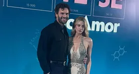 Lili Reinhart e Tom Bateman detalham as mudanças da versão cinematográfica do fenômeno literário de Ali Hazelwood.