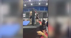 Integrantes de equipe invadiram a área do combate após o fim do confronto no Ginásio Poliesportivo Carlinho Mezzomo.