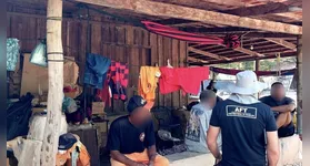 Ação integrada da Operação Resgate VI flagrou trabalhadores dormindo em depósito e expostos a agrotóxicos e esgoto a céu aberto em fazenda de pecuária.